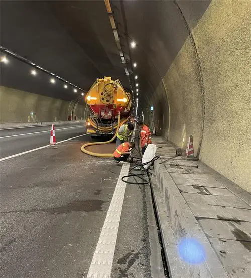 阿巴嘎隧道排水渠清淤